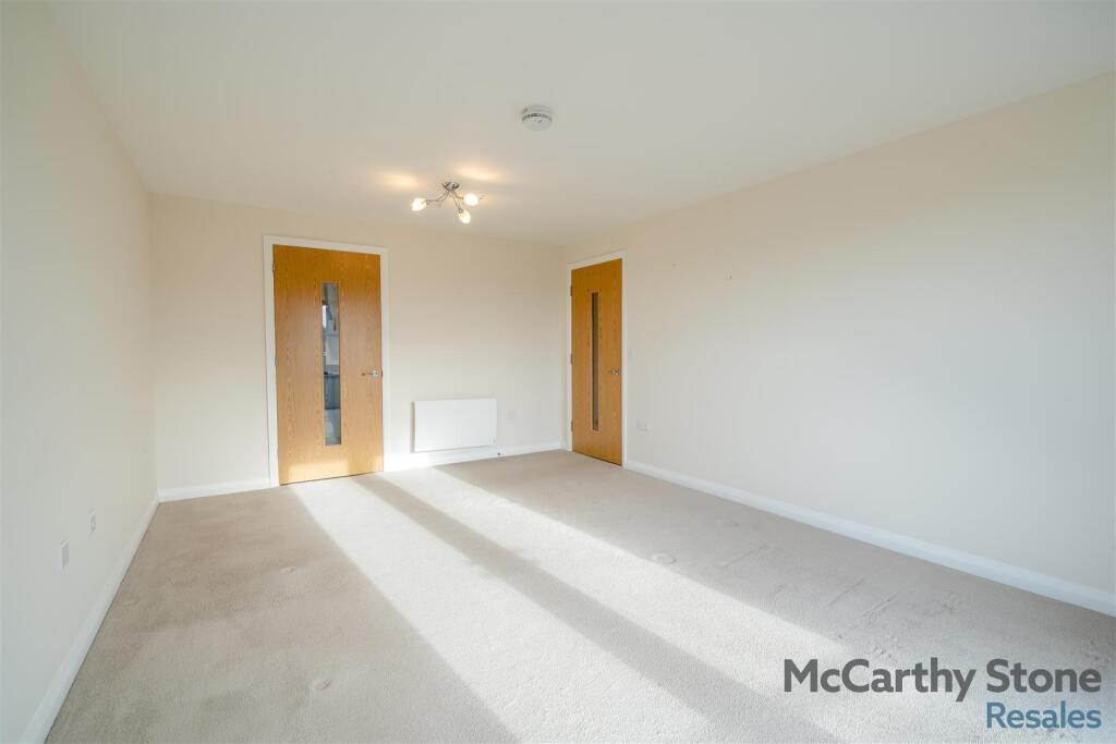8667981-interior04.jpg