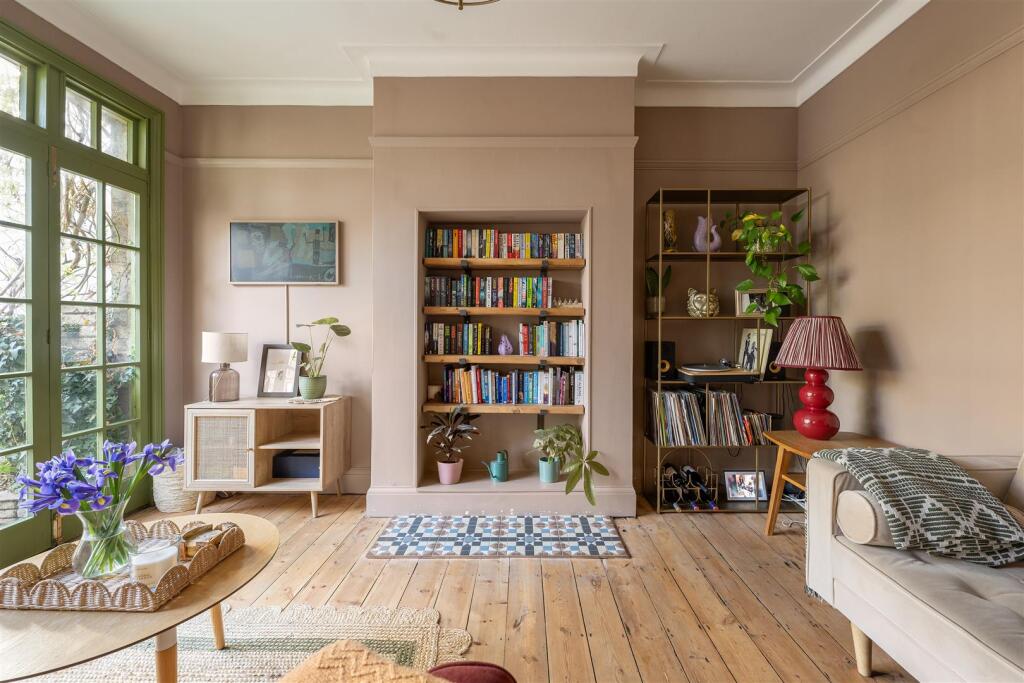 Hale End Road, IG8
