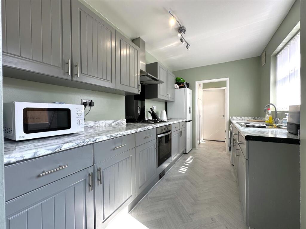 Spacious Modern Kitchen 787