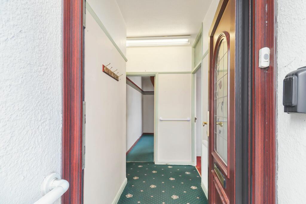 Entrance Hallway (L-Shaped)