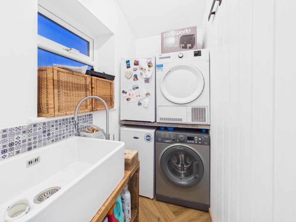 CAM03729G0-PR0201-STILL011