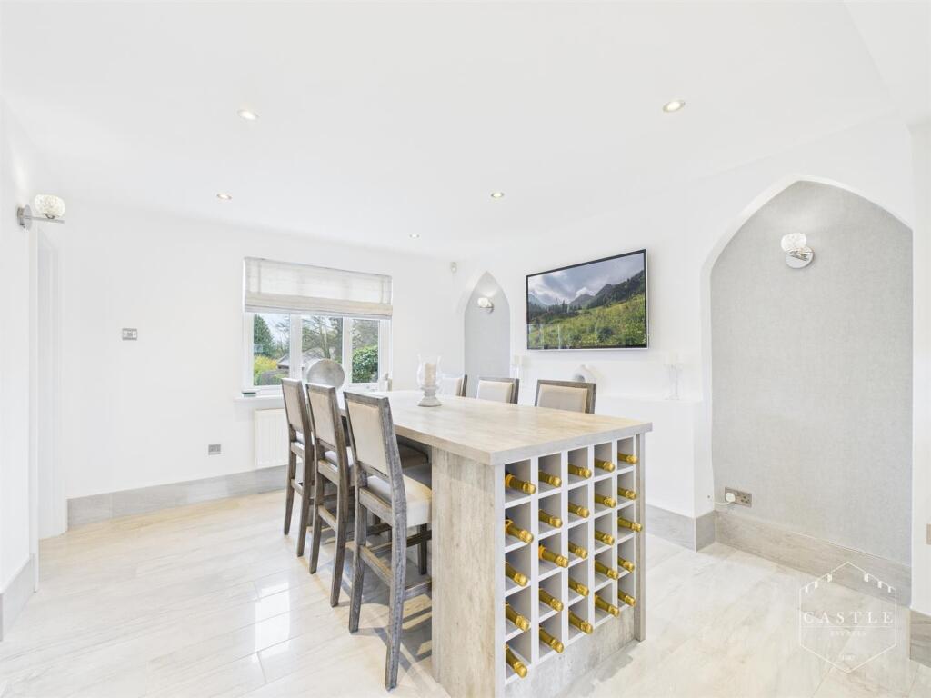 BREAKFAST KITCHEN - DINING AREA