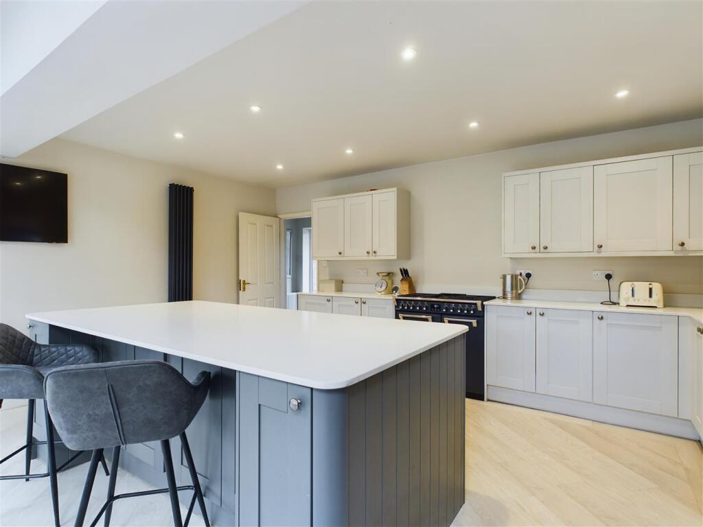 OPEN PLAN KITCHEN/ DINING ROOM