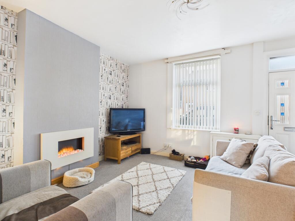 CAM03729G0-PR0203-STILL016