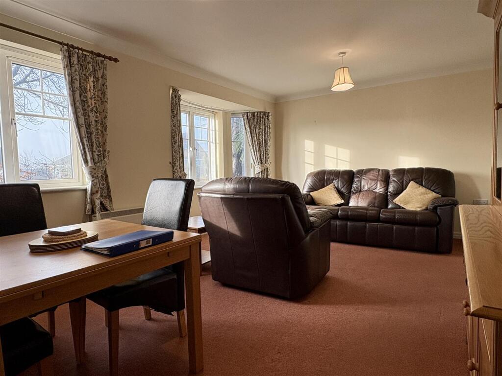 LOUNGE WITH DINING AREA