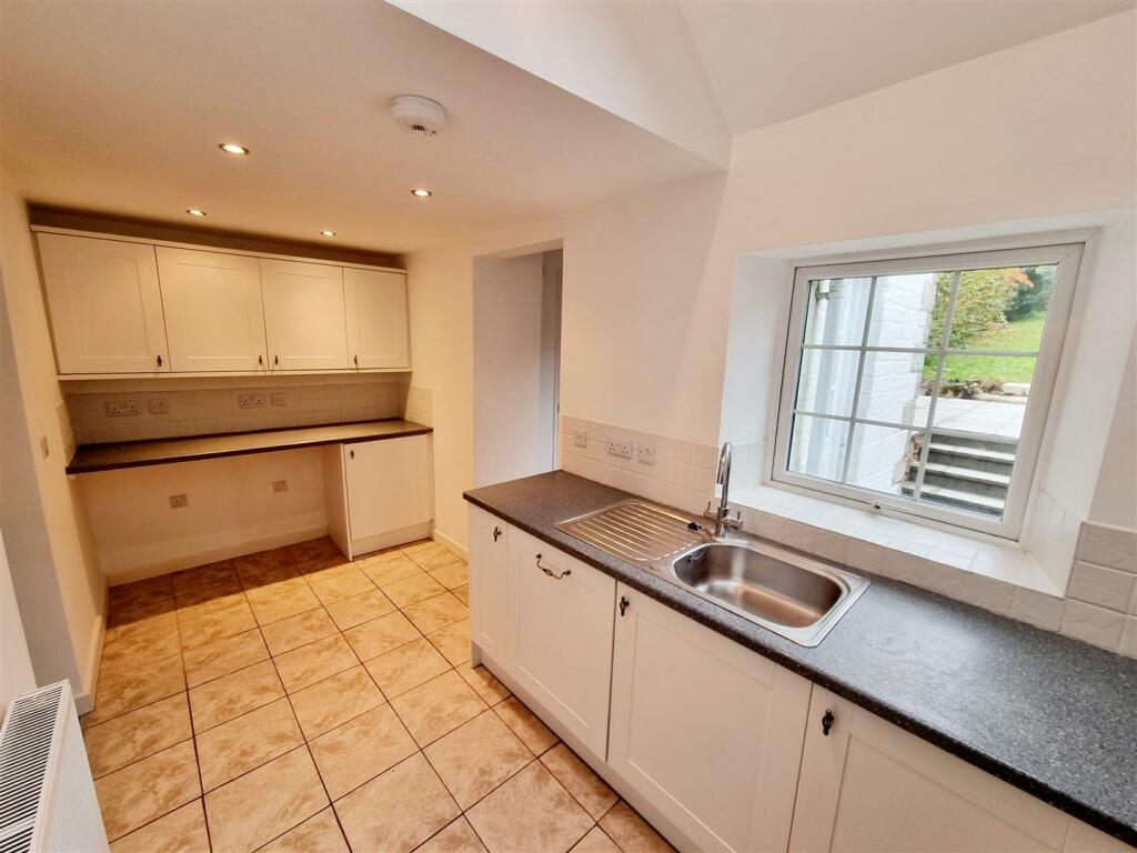 Kitchen 1.jpg
