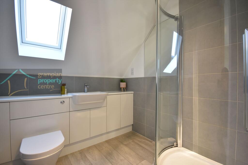 en-suite to bed 1 .JPG