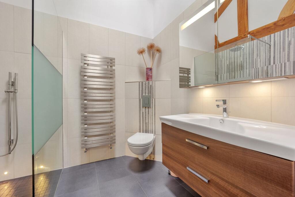 En Suite to Bedroom 1