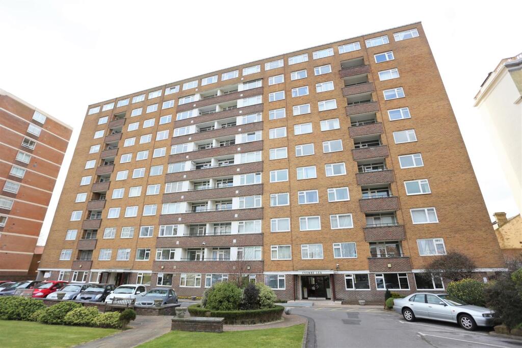 38 Coombe Lea External (1).JPG