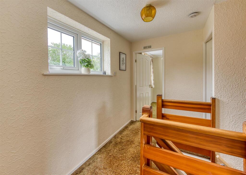 5 Churchward Grove-Landing.jpg