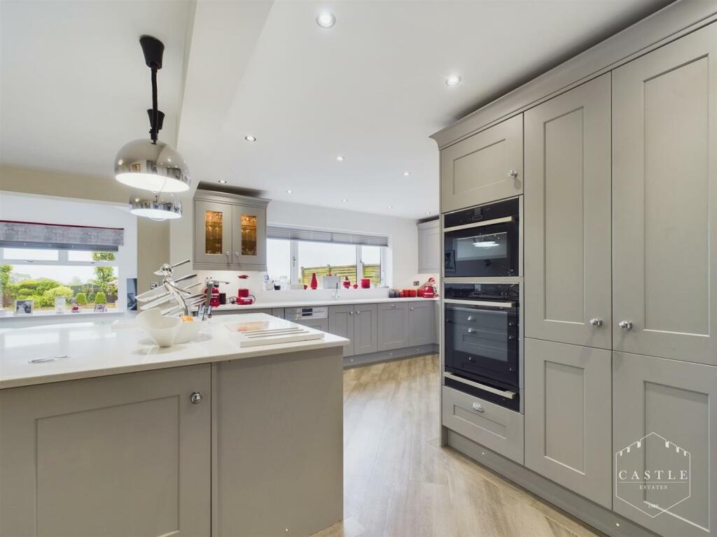 OPEN LIVING KITCHEN - Kitchen Area