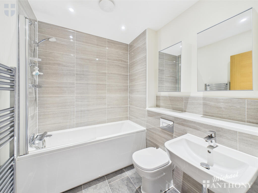 CAM03218G0-PR0648-STILL037