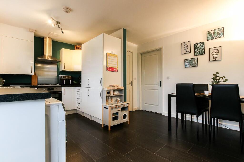 Kitchen / Dining Area