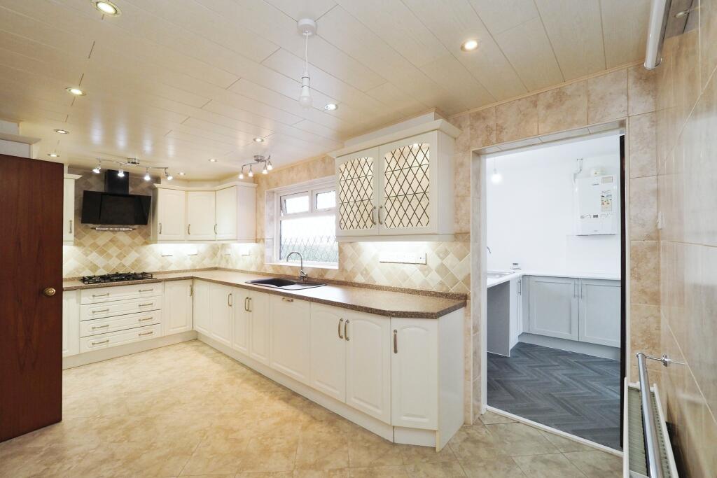 Fantastic sized Kitchen