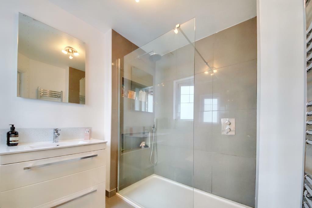 Ensuite Bathroom.jpg