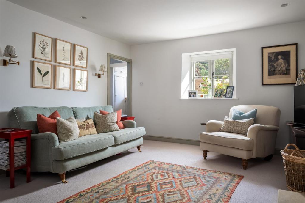 36 - 41 Ampney Crucis - GL7 5SF - Web.jpg