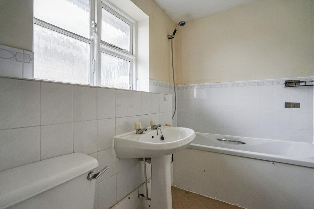 84 Staffords Place, Horley, Surrey RH6 9GY