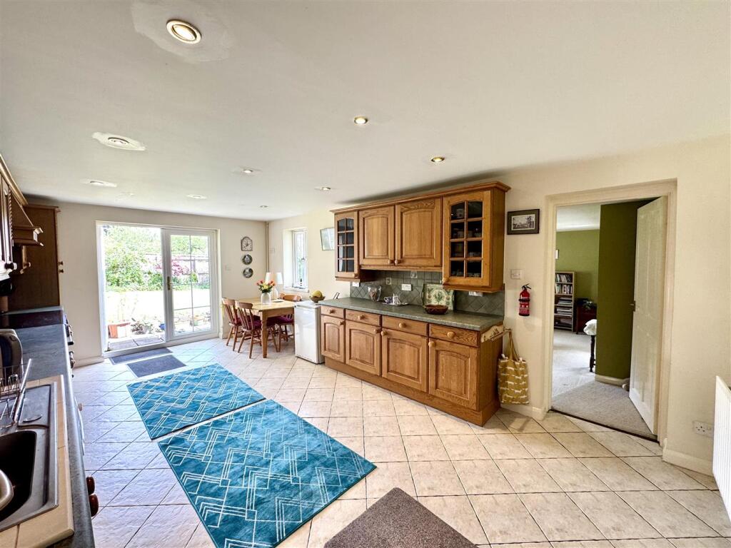 KITCHEN/BREAKFAST ROOM