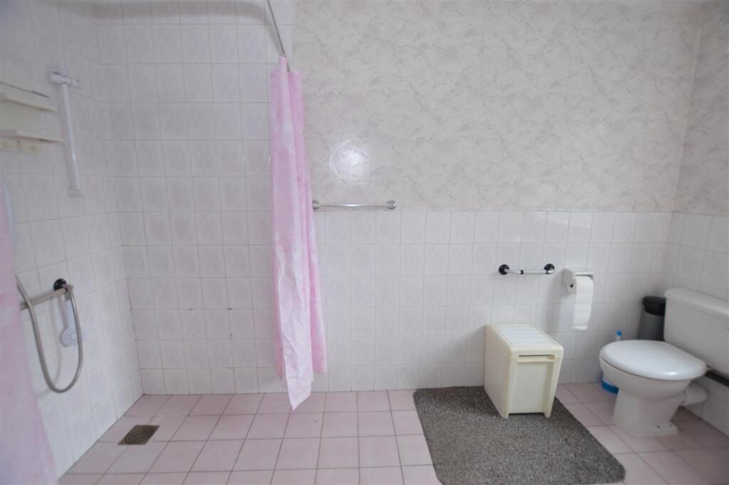 15 Maswell Park Crescent wet room.JPG