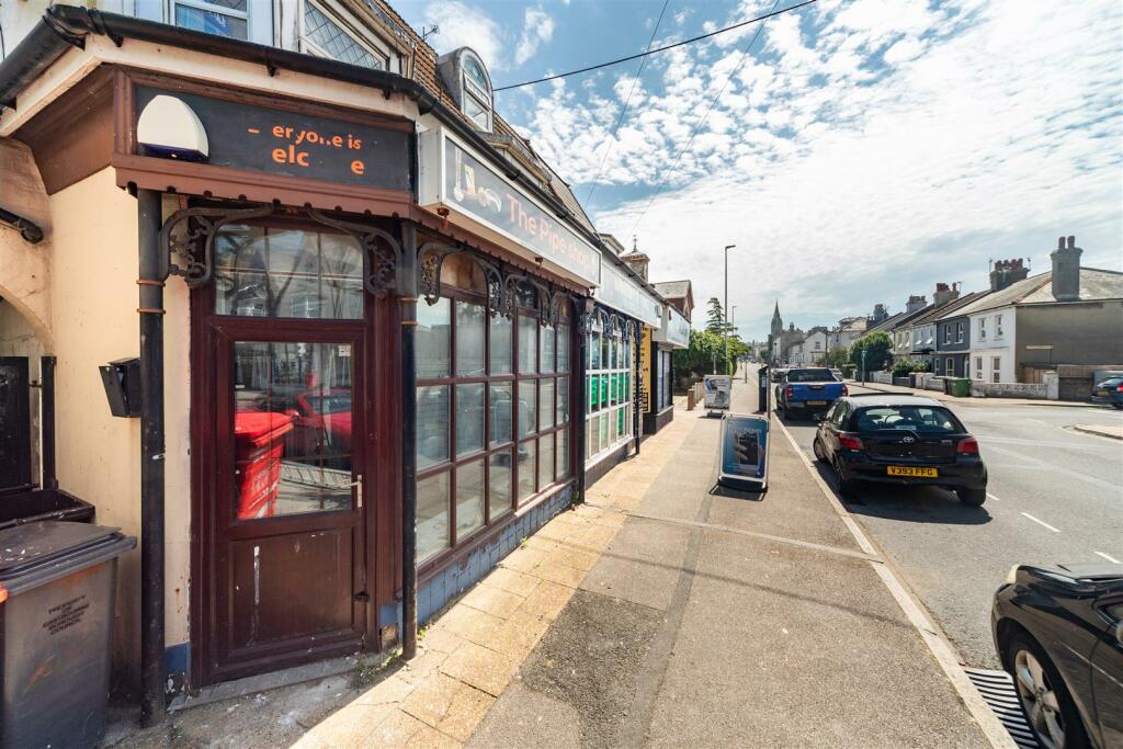 Exterior/Shop Front