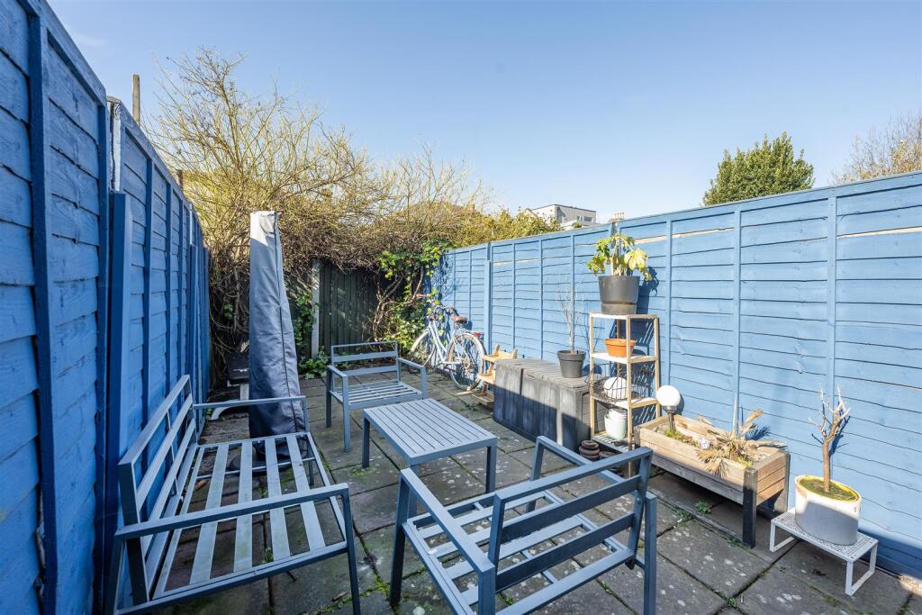 Claude Road E13