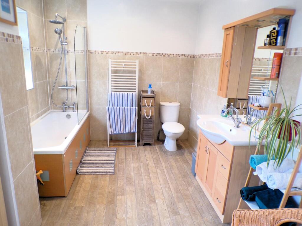 FoxdentonLn207bath.JPG