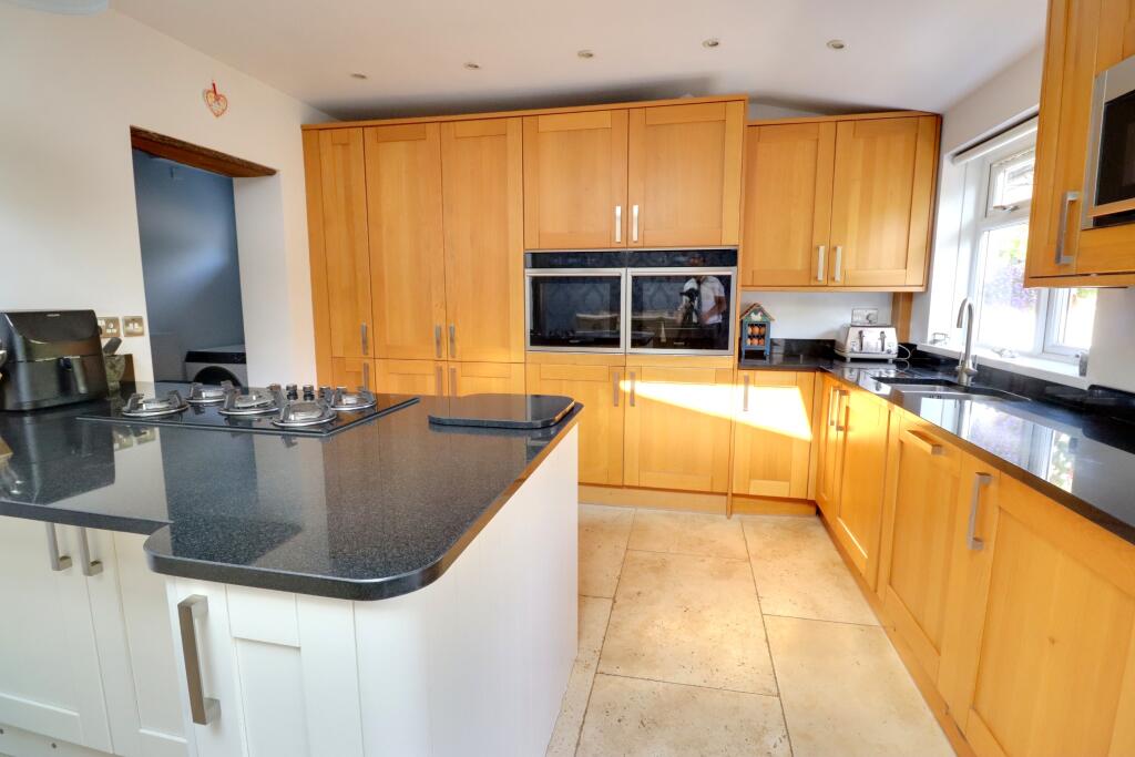 KITCHEN/BREAKFAST ROOM