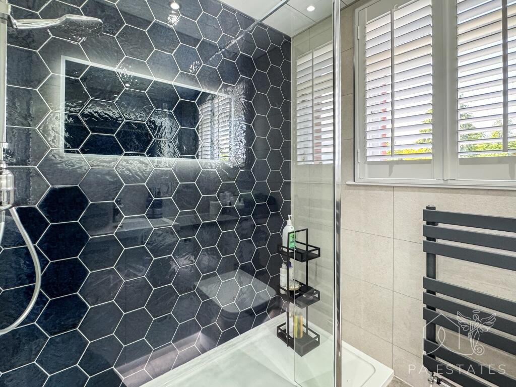 Shower room.