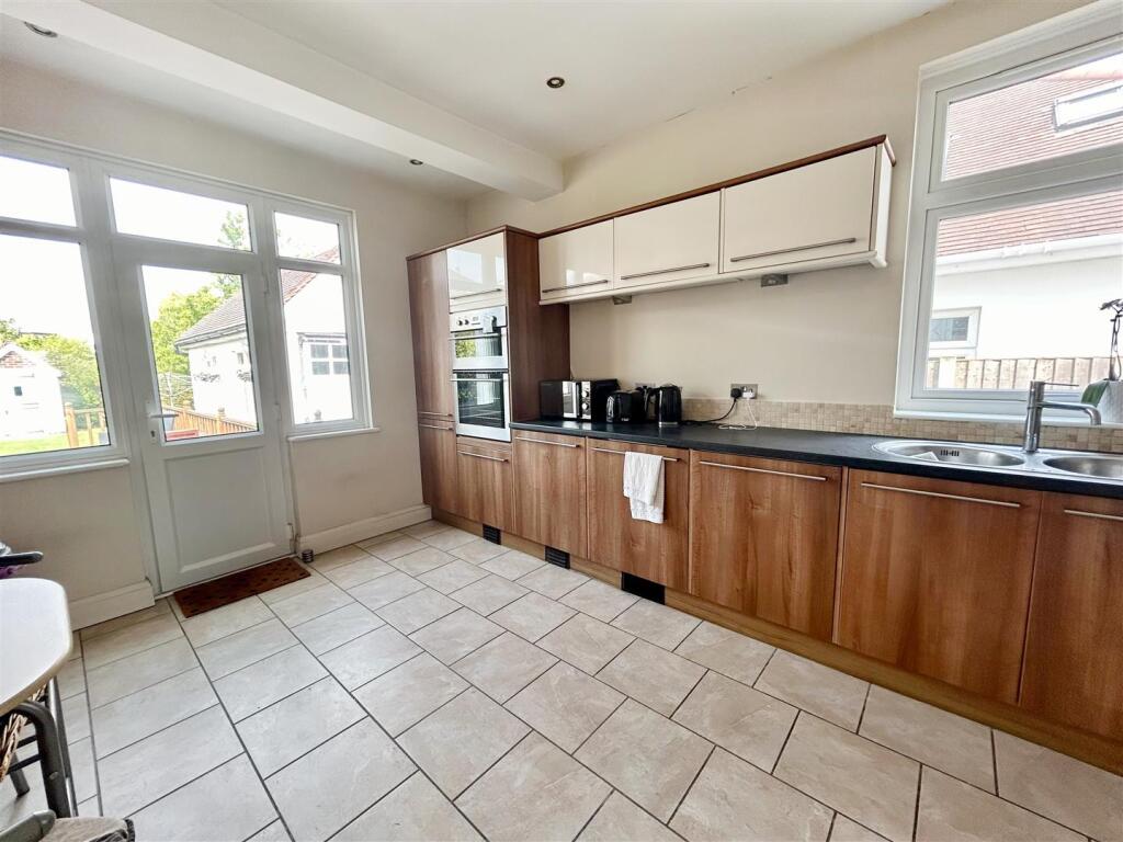 Kitchen breakfast room