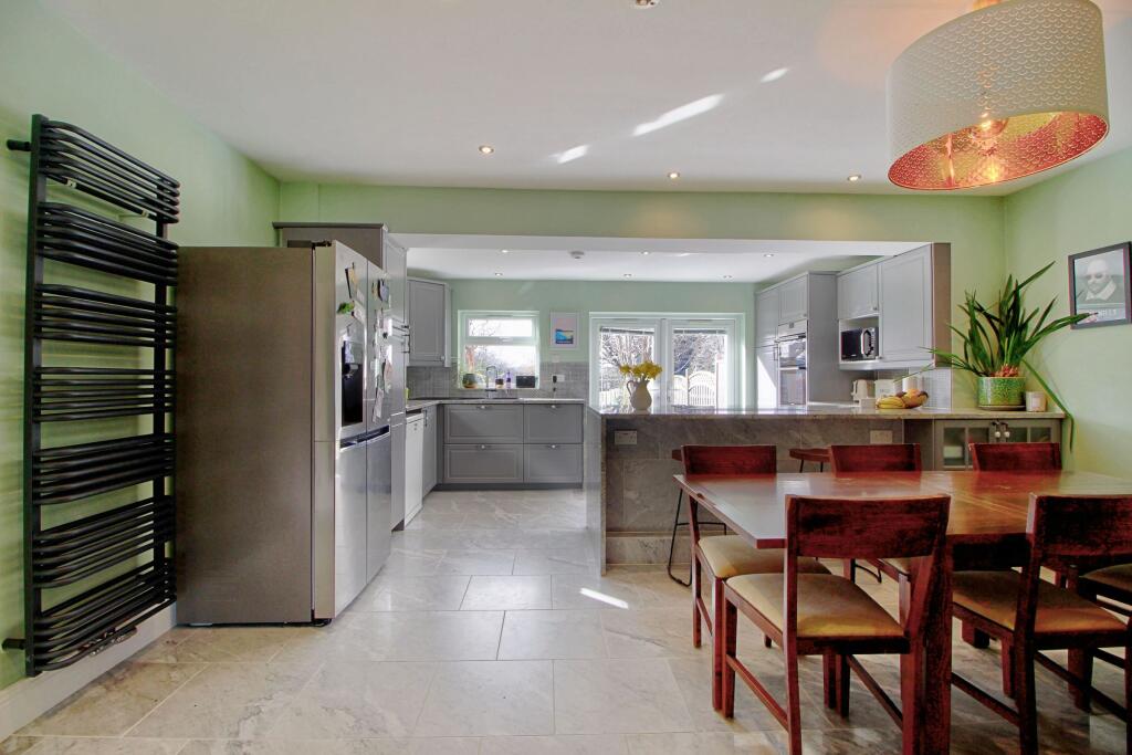 Underfloor heating &amp; space to dine