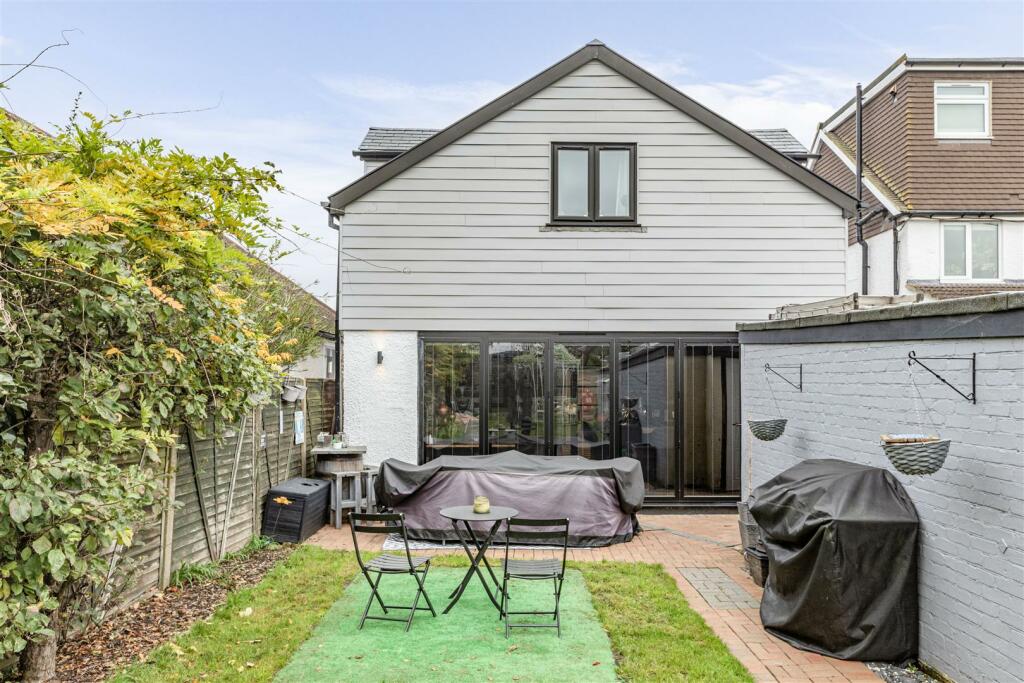 21 Linden Close, New Haw, KT15 3HG - 27.jpg