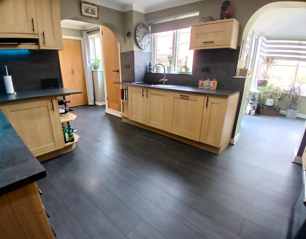 Kitchen 1.jpg