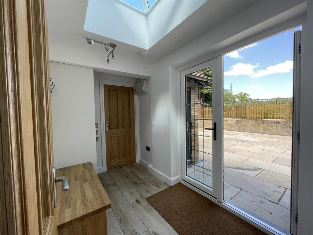 2 manor Cottages - Rear Entrance Hall.JPG