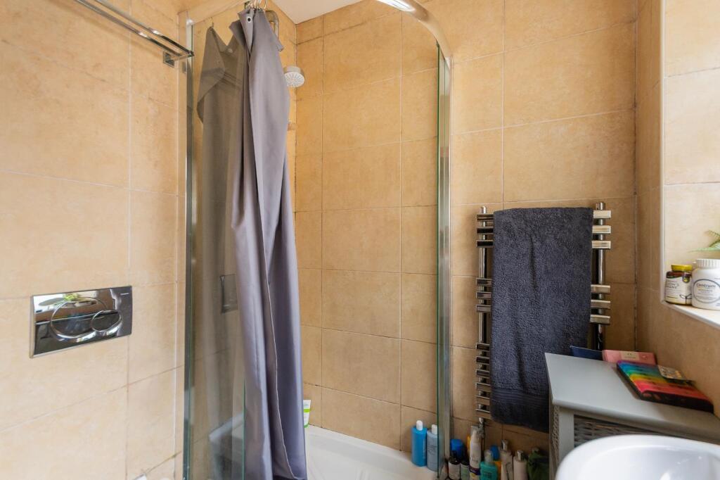 2S0HTN - Bathroom B.jpg