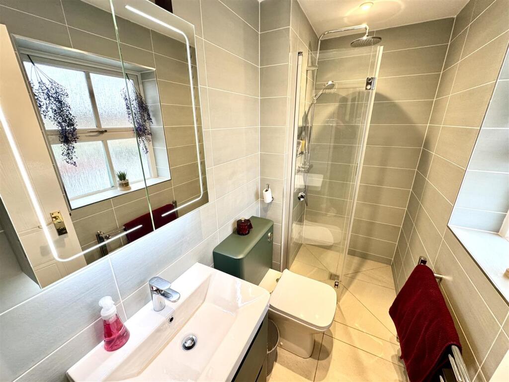 EN-SUITE SHOWER ROOM