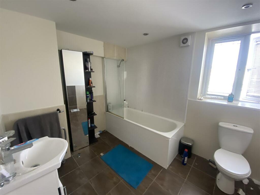 Bathroom 1.jpg