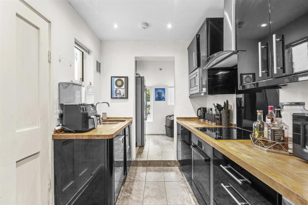 107 Amersham Road, HP13 5AD-7.jpg