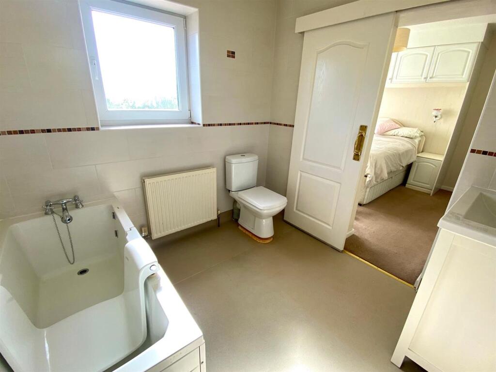 en-suite to ground floor bedroom.jpg