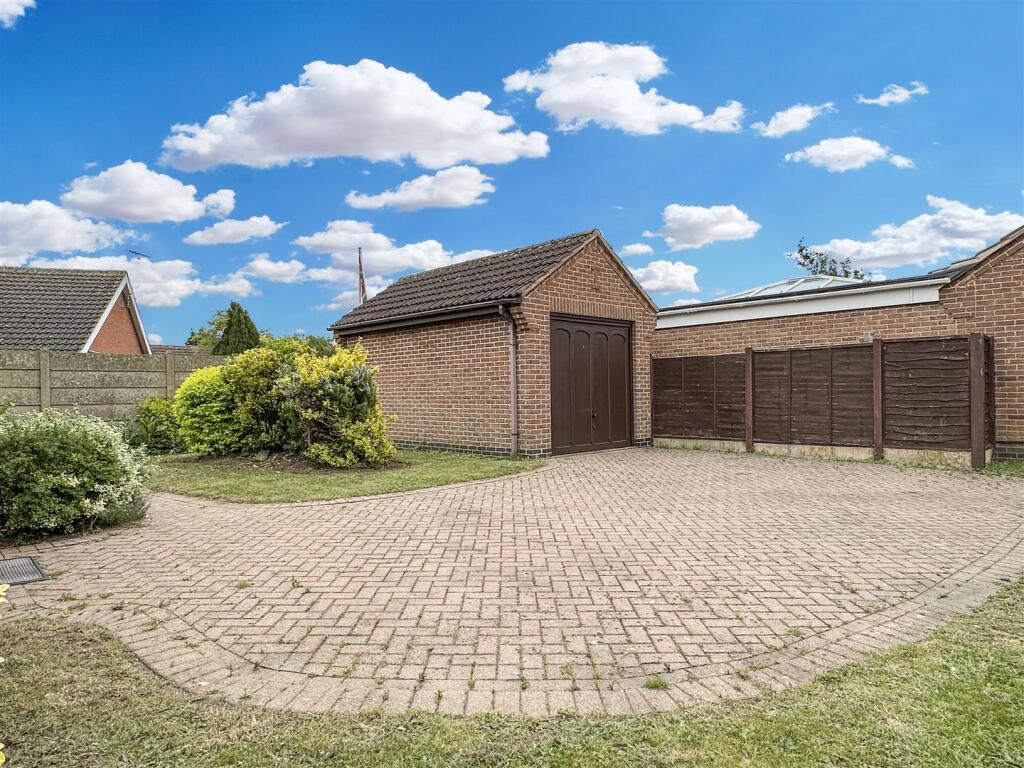 Detached Garage &amp; Block Paved Driveway 112