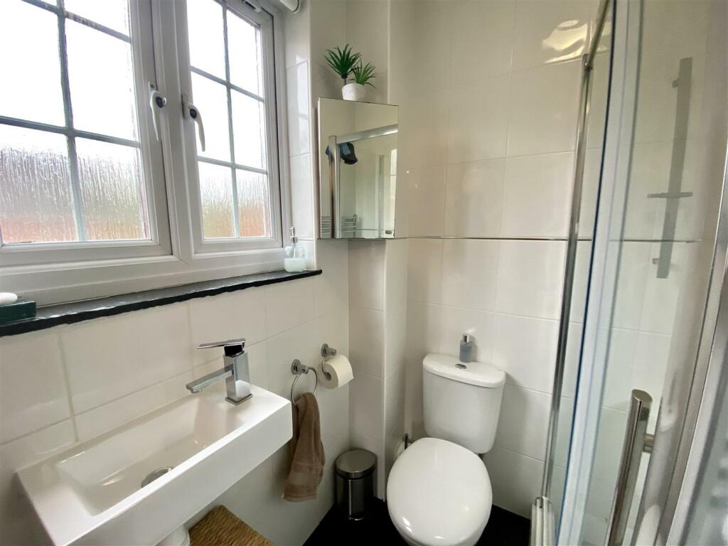 EN-SUITE SHOWER ROOM