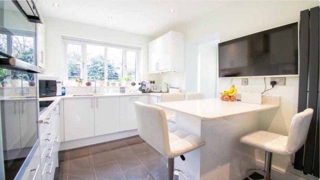 KITCHEN/BREAKFAST