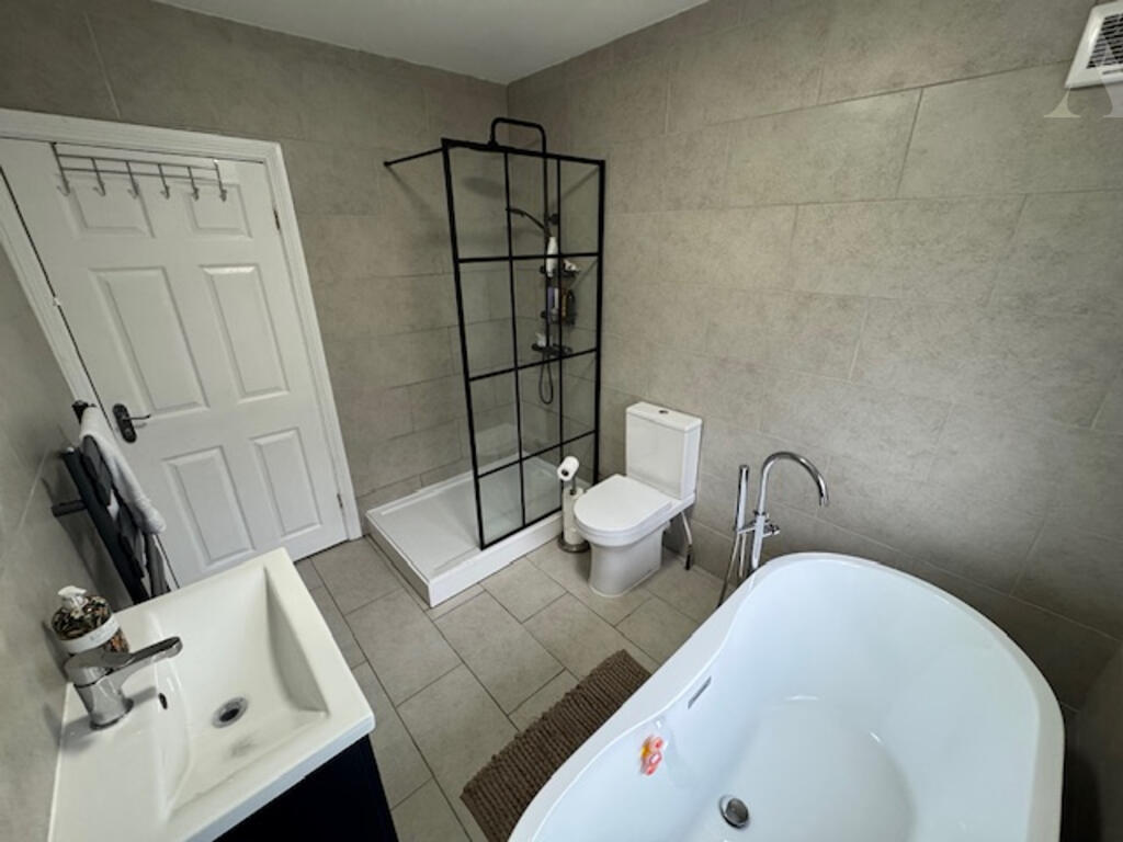 45 Lindale Ave - Bathroom x 2.jpeg