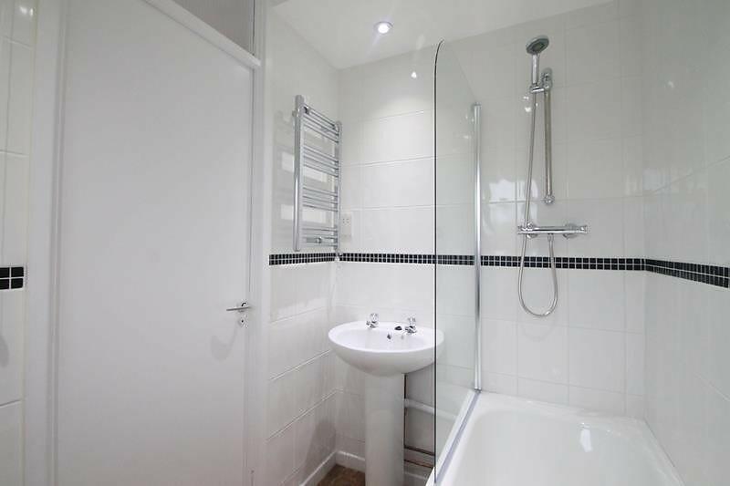 Bathroom (Main)