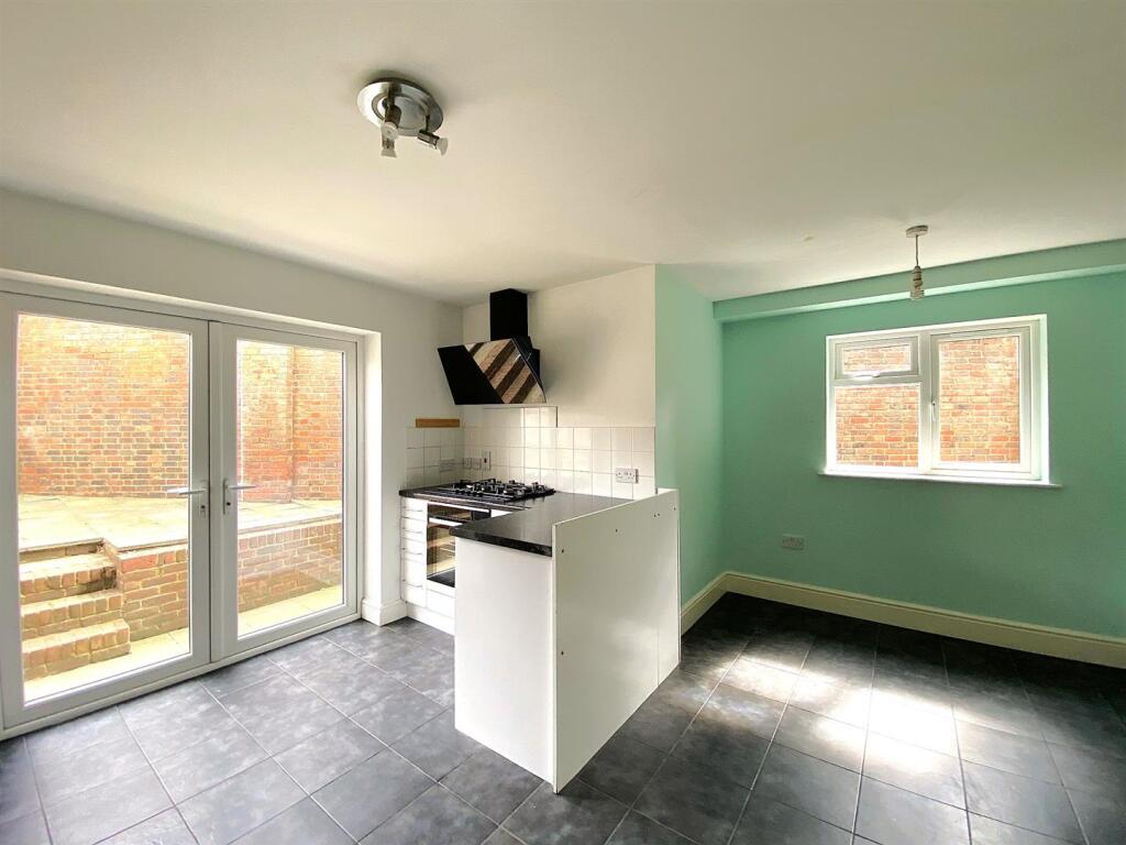 2 Edinburgh Rd - Kitchen3.jpg
