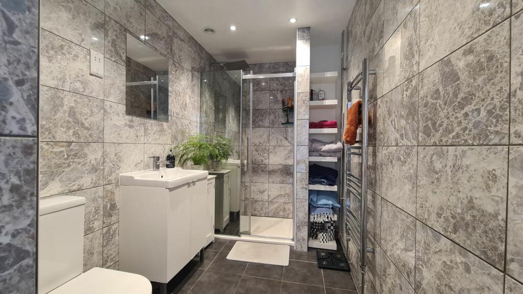 SHOWER ROOM