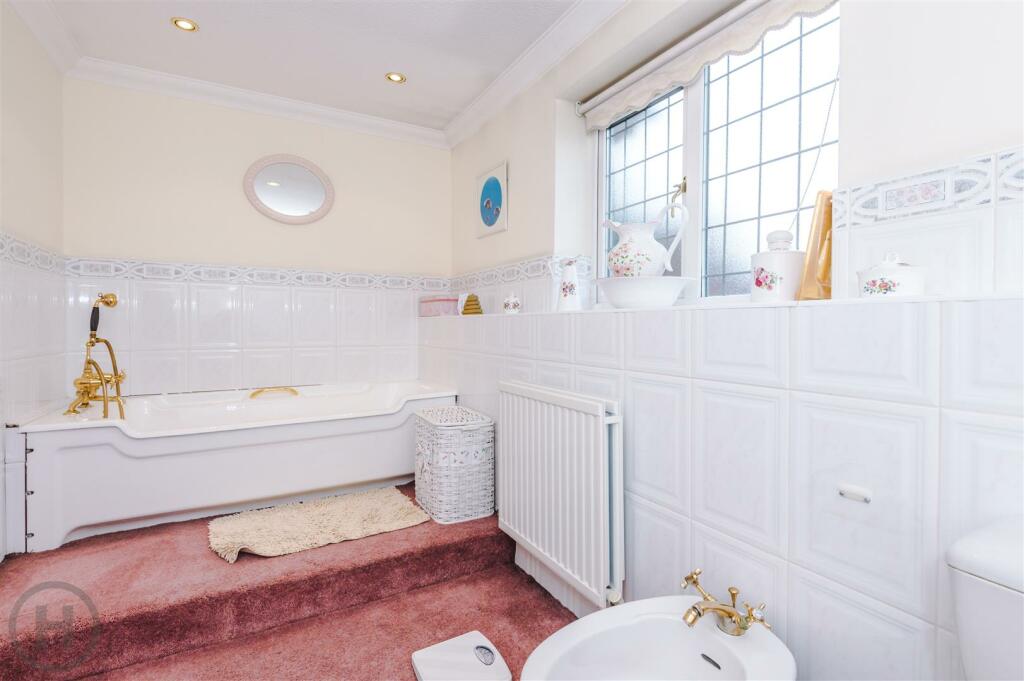 Family Bathroom (2).jpg