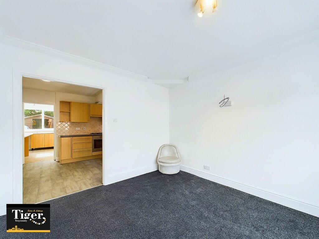 CAM02176G0-PR0352...