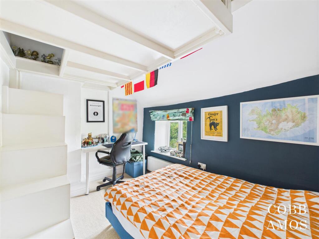 CAM02803G0-PR0220-STILL019 bed 2.jpg