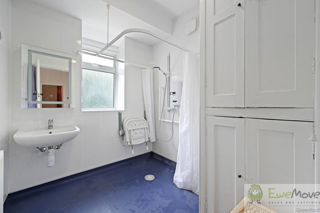 RCEWEMOVE- 435 whitton avenue- bathroom 3 (1)