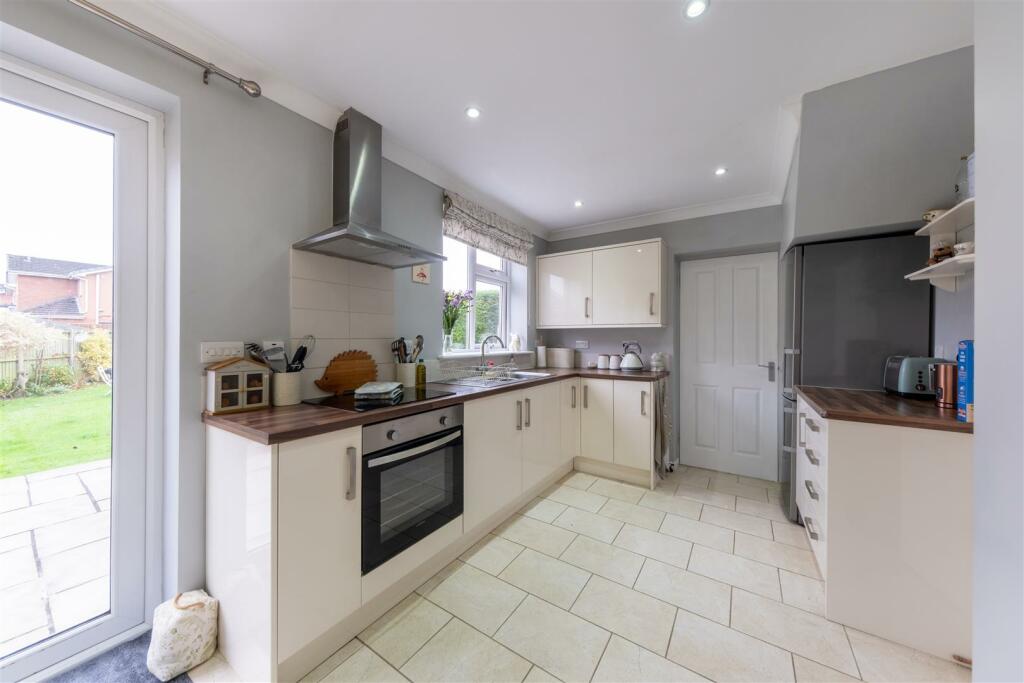 4 Oaktree Close-001.jpg